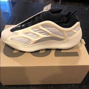 Yeezy 700 v3 azale